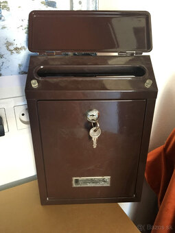 Hnedá poštová schránka - 2