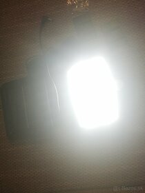 LED reflektor so solárnym panelom. - 2