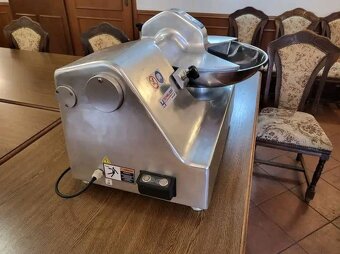 Predám mlynček na mäso + reznícky kurt - 2