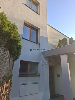 Priestranný byt v centre Bratislavy so záhradou - 2