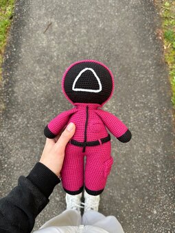 Háčkovaný vojak zo Squid Game – 30 cm - 2
