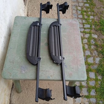 Predám strešný nosič thule + držiaky na lyže thule - 2