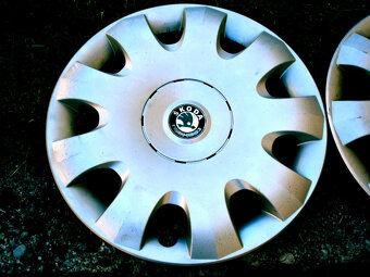 Predám 3ks starších originál 15" puklíc Škoda Octavia II - 2