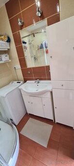 Kúpeľňové skrinky, umývadlo, práčka Electrolux - 2