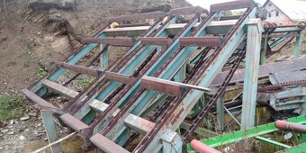 Šikmy dopravnik guľatiny - 2