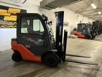 Vysokozdvižný vozík Toyota52-8FD jen 608mth Stav nového - 2