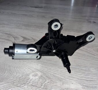 Motorček zadného stierača - 2