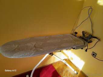 Parný žehliaci systém. - 2