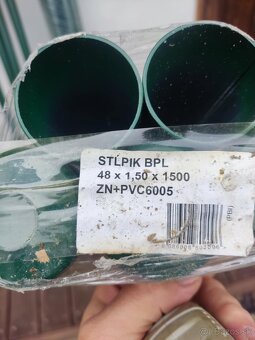 Zelené plotové stĺpiky a vzpery - 2