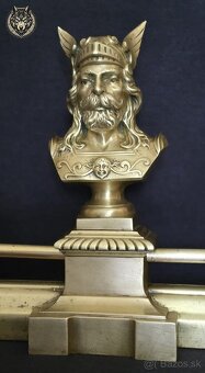 Neoklasicistická krbová zábrana s bustami bojovníkov, 19. st - 2