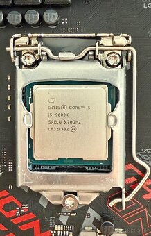 Predám Asus Strix Z390H, Intel i5 9600K, Corsair DDR4 2x4GB - 2