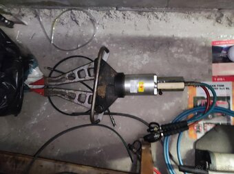Vyslobodzovacie hydraulické zariadenie. - 2