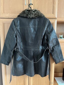 Predám dámsky tmavohnedý kabát s odopínateľným golierom - 2