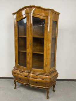 štíhla vitrína v barokovom štýle - 2