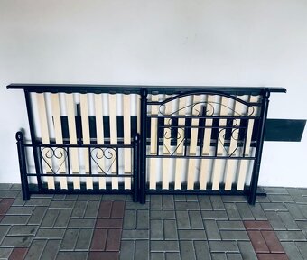 Kovová posteľ s roštom - 2