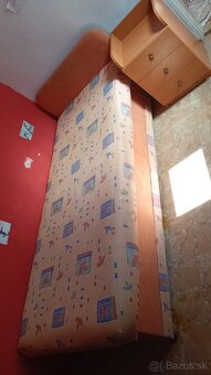 Posteľ s úložnym priestorom a nočný stolík so šuflíkmi - 2