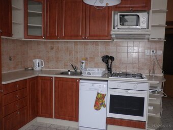 Nepriechodná samostatná izba v 3-izb. byte v širšom centre - 2