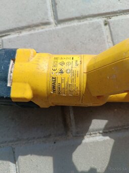 Predám Dewalt dch033 - 2