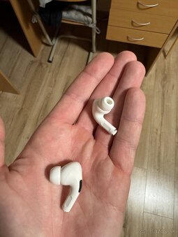 Apple AirPods Pro 1 - 2