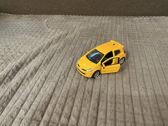 ŽLTÉ AUTÍČKO - 2