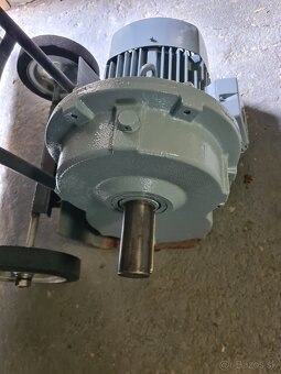 Predám veľkú silnú priamu prevodovku s el.motorom 4kW - 2