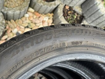 235/45 R18 - 2
