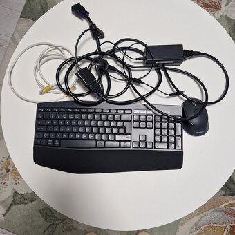 HP monitor ,klávesnica logitech - 2