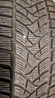 Predám 1ks pekná zimná 205/55r17-95V Dunlop - 2