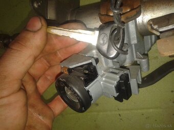 mazda 323F BJ 2001 1,6i spinačka spinacia skrinka - 2