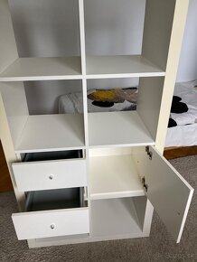 Biela knižnica so skrinkami - IKEA - 2