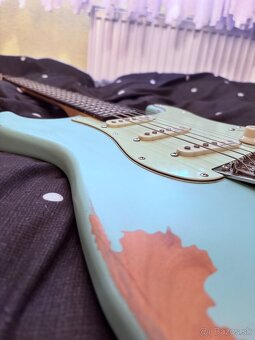 Vintage V6MRLB Distressed Laguna Blue Elektrická gitara - 2