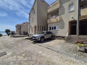 Chorvátsko, apartmán s garážou, terasou 50 metrov od mora. - 2