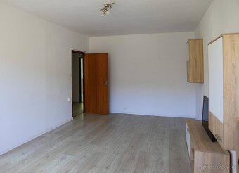 Predám priestranný, slnečný 3i byt v Novej Bani v širš - 2