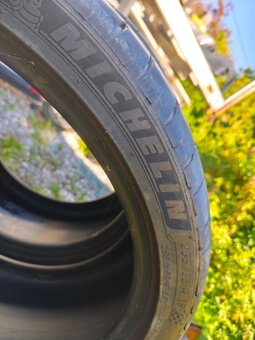 255/35 R19 - 2