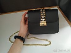 Čierna kožená kabelka so zlatým vybíjaním - 2