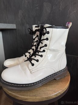 Vysoké leskle biele čižmy - 2