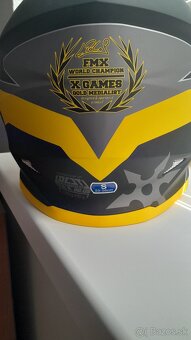 Prilba a okuliare - 2