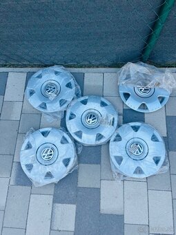 Predám Originálné puklice na VW. r13 - 2