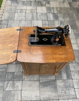Historický šijací stroj Singer 15K88 s originálnym st - 2