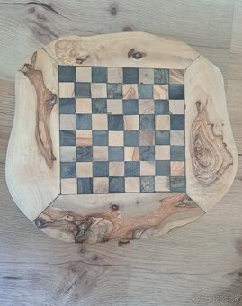 Šach z olivového dreva. - 2
