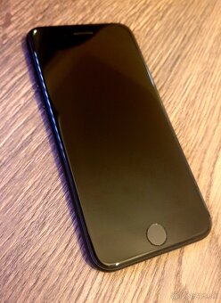 iPhone SE 2020 64 GB čierny pekný stav - 2