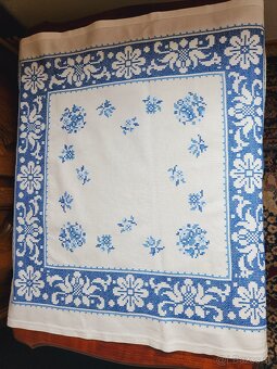 Krásny biely obrus s bohatou modorou výšivkou 80x80 - 2