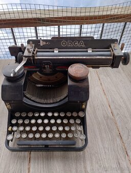 Starý písací stroj - 2