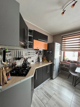 Exkluzívny predaj – priestranný 3-izbový zariadený byt v tic - 2