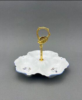 Kabaret s husami. Zdobený modrou linkou - 2