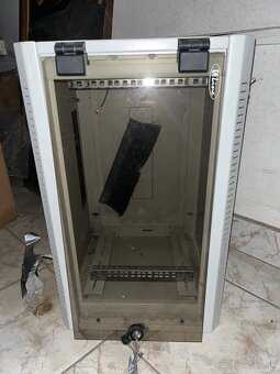 19” serverový rack / dátová skrinka – uzamykateľná - 2