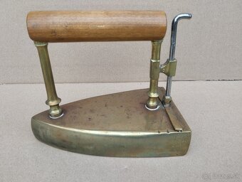 Stará zachovalá mosazna žehlička č.7 (vzadu značeni 7) - 2