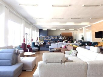 Veľký obchodný priestor 560 m² s parkovacími miestami na pre - 2