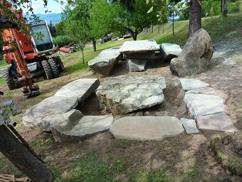 Sedačka zo skaly - 2