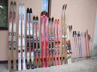 Lyžařská výbava - 9 párů lyží, hůlky, boty - 2